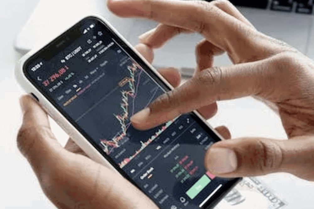 Daftar lengkap saham penghuni IDX30: BEI depak PTBA, emiten Bakrie DEWA masuk