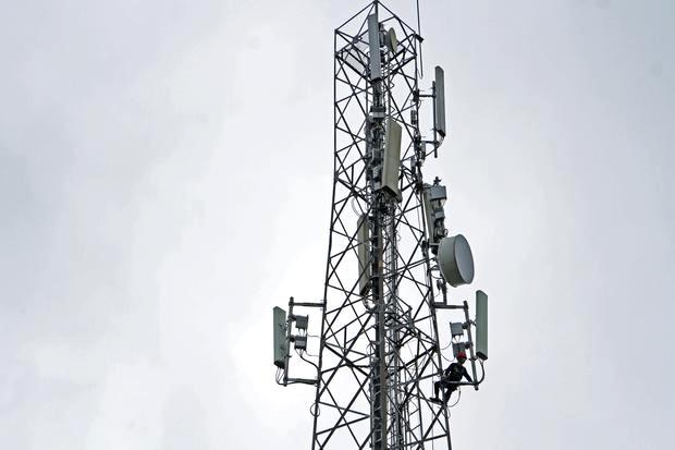 Target harga saham TLKM, ISAT, EXCL usai menang lelang frekuensi 700 MHz-2,6 GHz