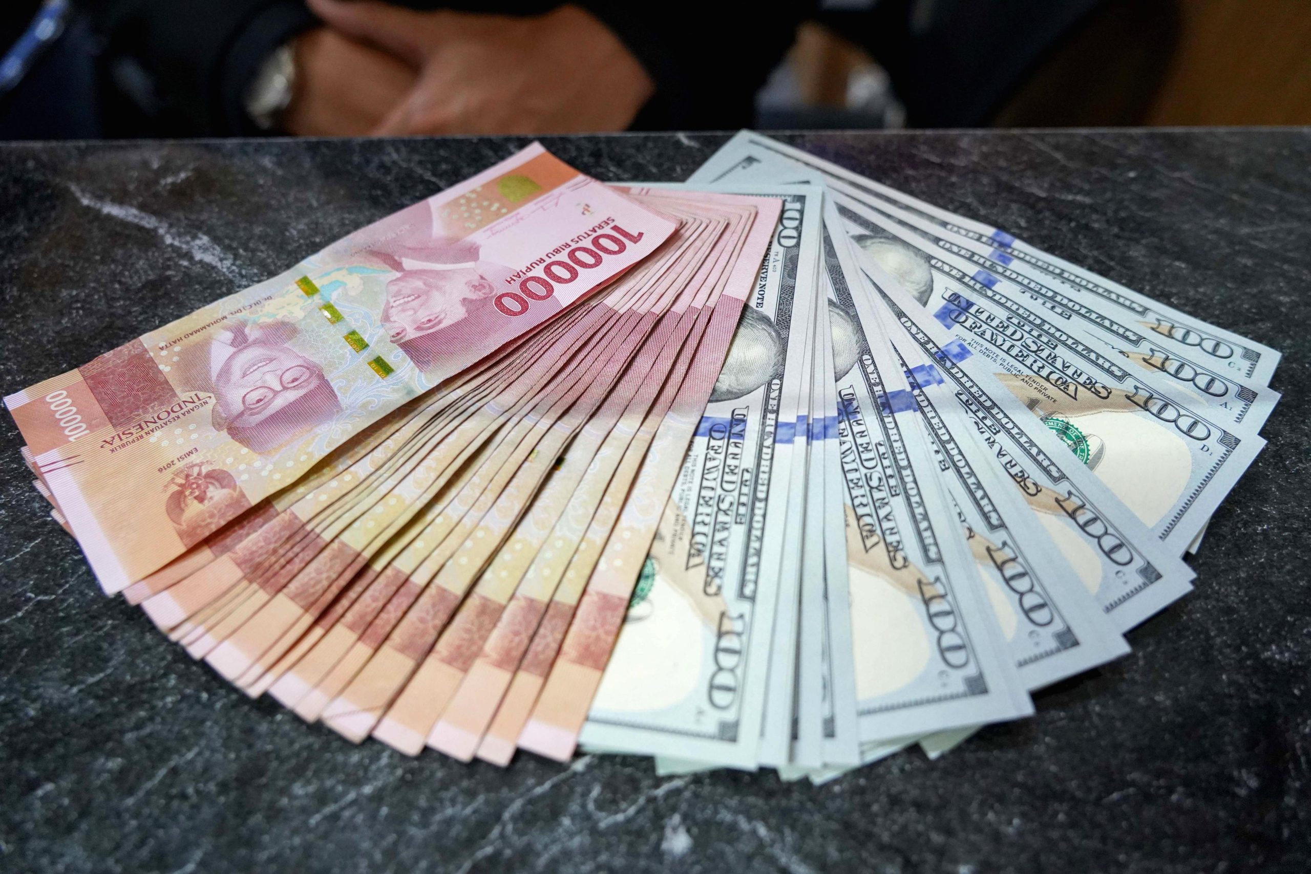 Rupiah melemah di tengah kabar pengunduran diri gubernur BI